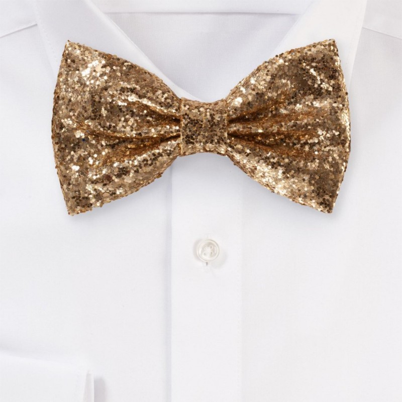 En elegant guldfärgad fluga med glitter. Idealisk för att lysa upp din outfit!