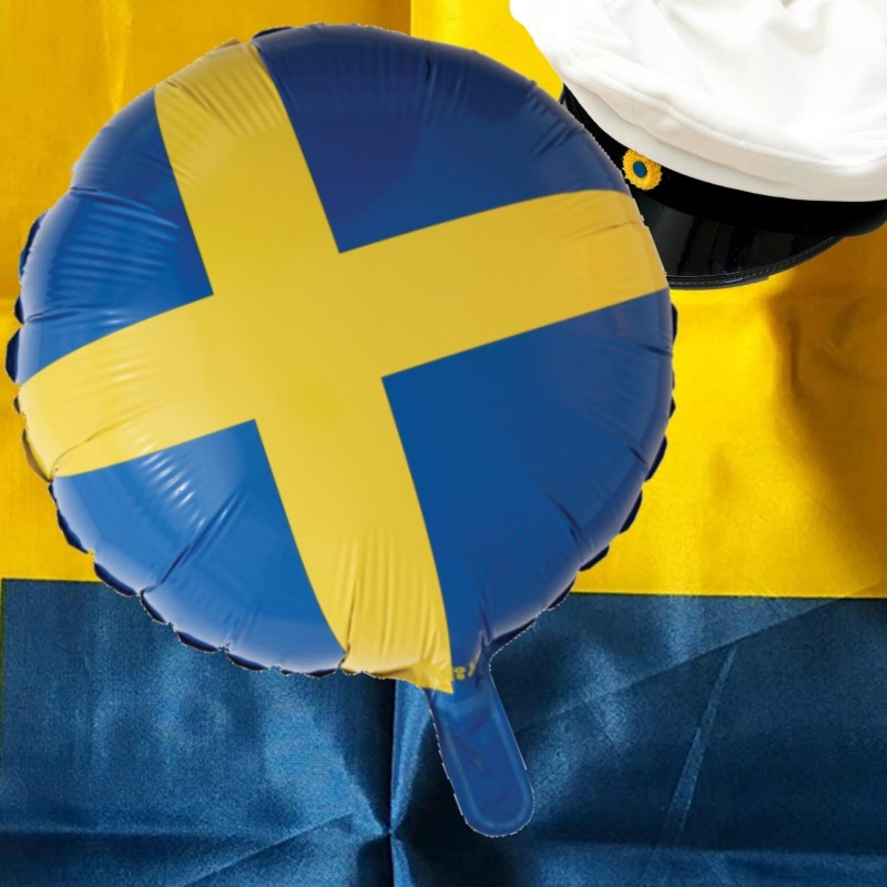 Ballong med svensk flagga mot vit bakgrund, idealisk för att fira studenten.