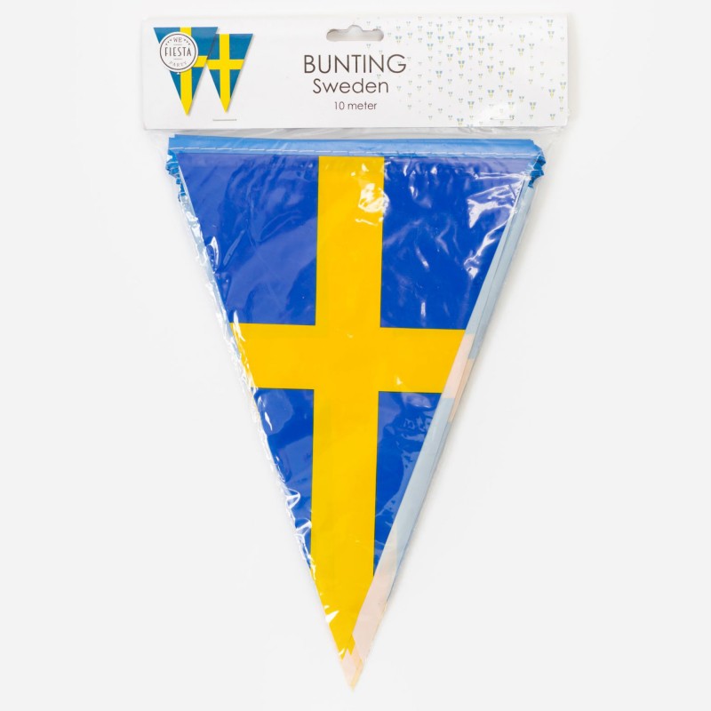Vimplar med svenska flaggan hänger dekorativt för Midsommar, förpackning