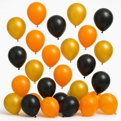 En samling av svarta, orange och guldballonger som ger en livlig och festlig känsla.