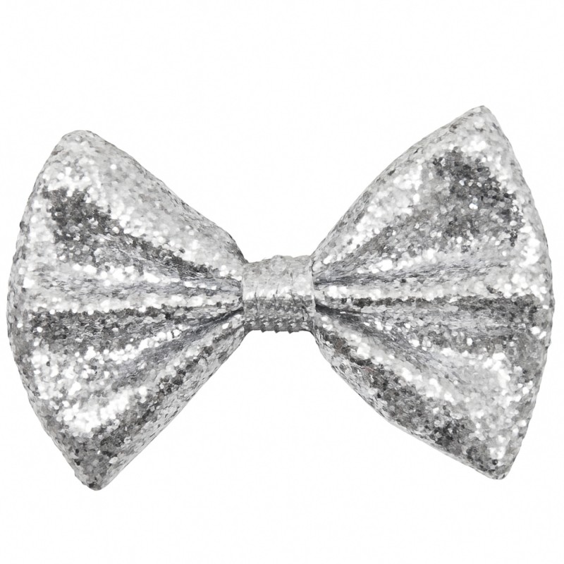 Glittrig silverfluga med paljetter mot en ren vit bakgrund, perfekt för festliga tillfällen.