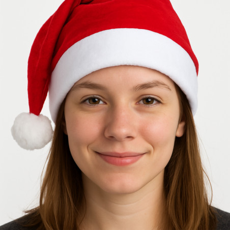 Person som bär en röd tomteluva och ler mot kameran.