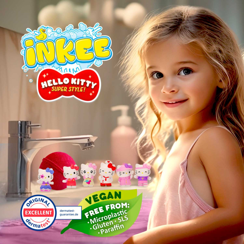 Barn som badar med Inkee Hello Kitty-badbomb och flera figurer framför handfatet.