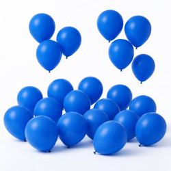 Blå ballonger mot en ren vit bakgrund, symboliserar festligheter och glädje.