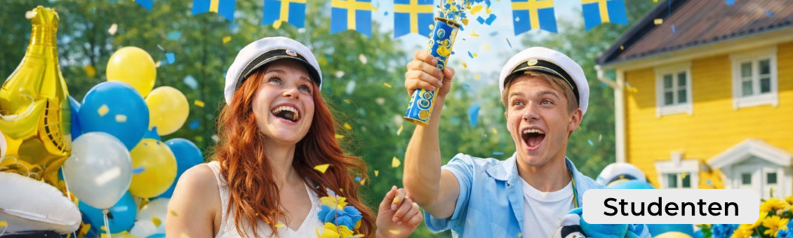 Studentfirande utomhus med två glada ungdomar i studentmössor, omgivna av blågula ballonger, svenska flaggor och fallande konfetti, där de håller gosedjur och firar i sommarsol framför ett gult hus.