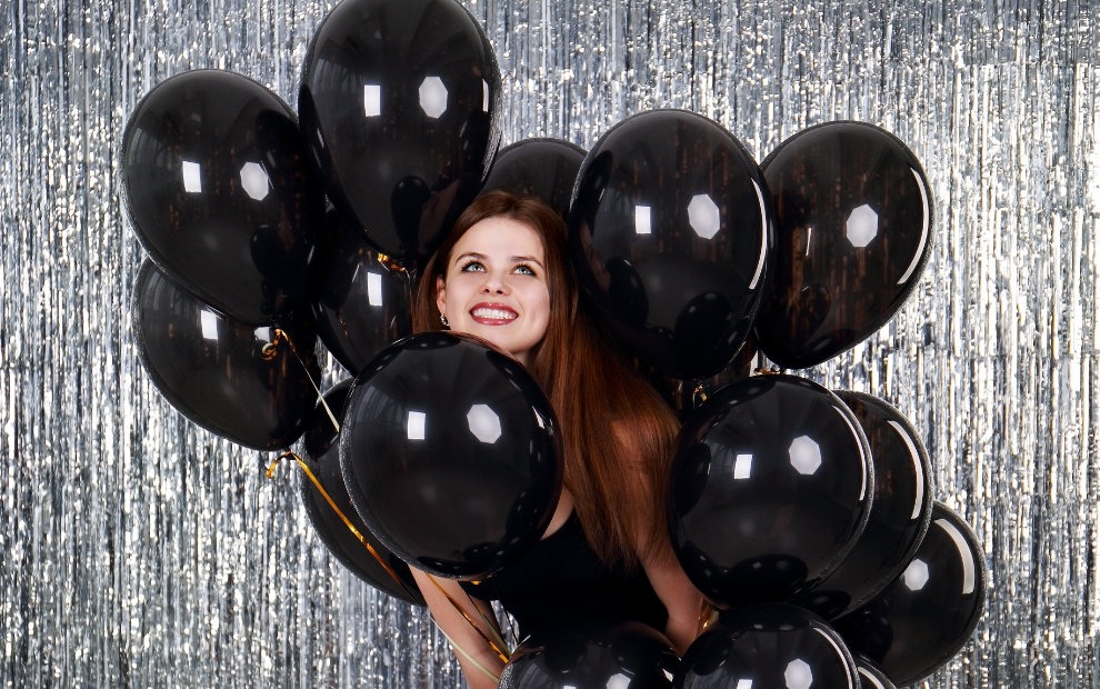 ballongbåge flicka med svarta ballonger